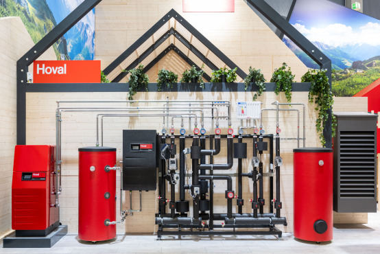 Das ausgestellte Hybridsystem kombiniert Luft-/Wasser-Wärmepumpe, Gasbrennwerttechnik, Pufferspeicher, Trinkwassererwärmung und einen Hybridverteiler. 