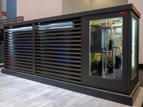 Diese Größe fällt auf: Die Luft-/Wasser-Wärmepumpe Hoval Belaria pro® 50 kW mit dem natürlichen Kältemittel R290.