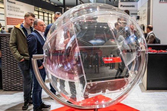 Die Wohnraumlüftung Hoval HomeVent® (hier schwebend im Gyroskop) ist platzsparend in den verschiedensten Lagen montierbar.