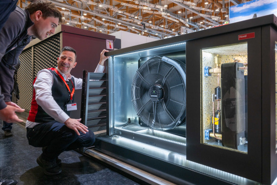 Besucher:innen konnten sich vor Ort von allen technischen Details der Hoval Luft-/Wasser-Wärmepumpen überzeugen.