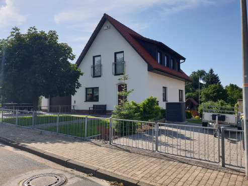 Hochmodernes Design: Die Außeneinheit der Wärmepumpe UltraSource® fügt sich unauffällig ins Gesamtbild.