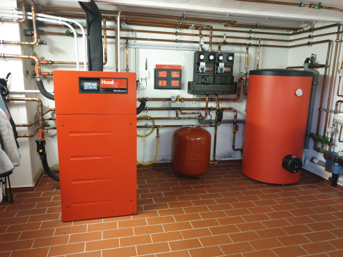 Moderne Hybridanlage für den Altbau: Luftwärmepumpe UltraSource® und Trinkwasserspeicher.