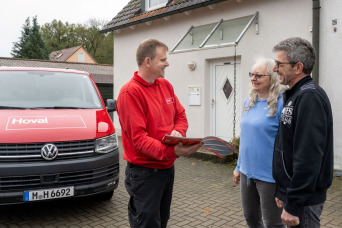 Luftwärmepumpe, Pufferspeicher und Warmwasseraufbereitung für einen Mitarbeiter eines Hoval Partnerbetriebs