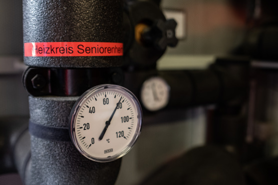 Eine Schule und  ein Seniorenheim werden durch die Hoval Lösung mit Wärme versorgt.