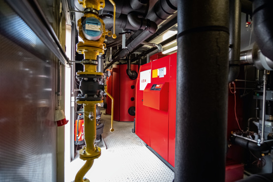 Der nachhaltige Biomassekessel BioLyt trägt die Grundlast der benötigten Heizenergie
