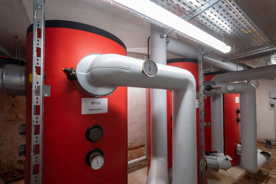 Für das Projekt wurden 290 Meter gedämmte unterirdische Erdleitungen verlegt.