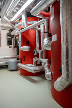 Komplett wird das System mit vier EnerVal Pufferspeichern.