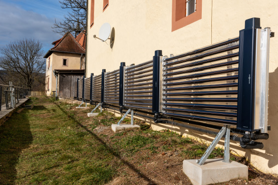 Trotz Denkmalschutz war die Installation von Solarthermie entlang des Hauptgebäudes möglich.