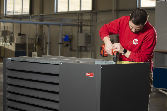 Mitarbeiter Wärmepumpen Produktion in Istebne